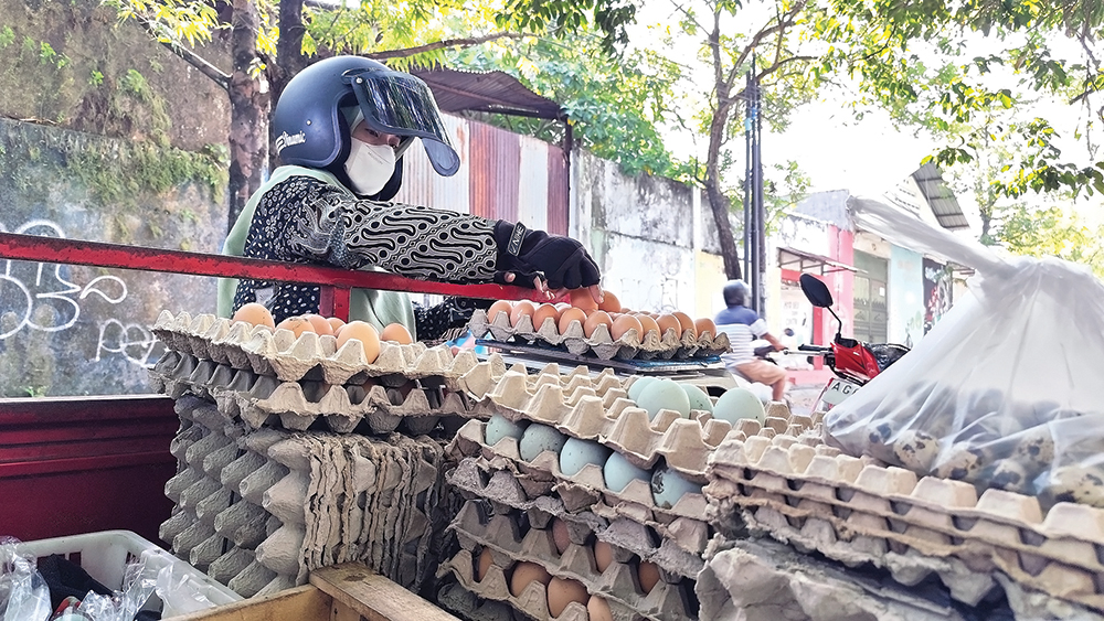 NAIK LAGI: Pembeli memilih telur di Pasar Wage Nganjuk kemarin pagi. Harga telur ayam menembus Rp 26 ribu per kilogram.