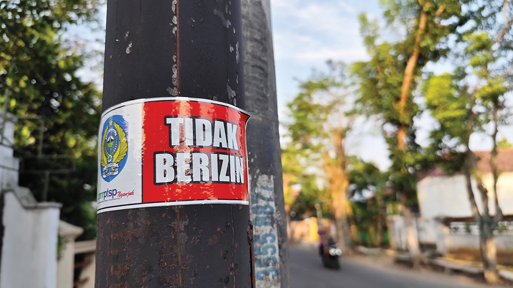 BANDEL: DPMPTSP memasang stiker