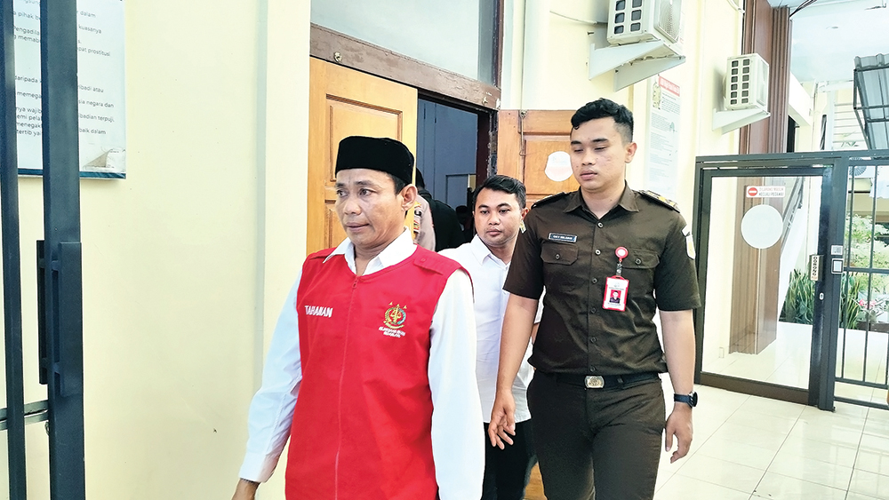 TAMBAH BERAT: Sutrisno setelah sidang di PN Nganjuk. Hasil banding di PT Jawa Timur hukuman Sutrisno menjadi penjara seumur hidup.