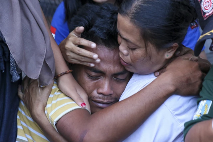 Korban selamat tenggelamnya KMP Tunu Pratama Jaya dipeluk keluarganya usai diserahkan oleh Tim SAR gabungan di Pelabuhan Ketapang, Banyuwangi, Jawa Timur