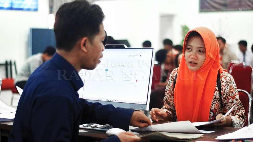 DAFTAR ULANG: Peserta SPMB tahap 4 melakukan daftar ulang di SMKN 1 Nganjuk kemarin. Ribuan siswa harus masuk SMA dan SMK swasta.