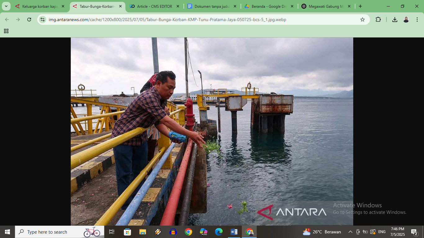 Keluarga korban Kapal KMP Tunu Pratama Jaya menaburkan bunga ke Selat Bali