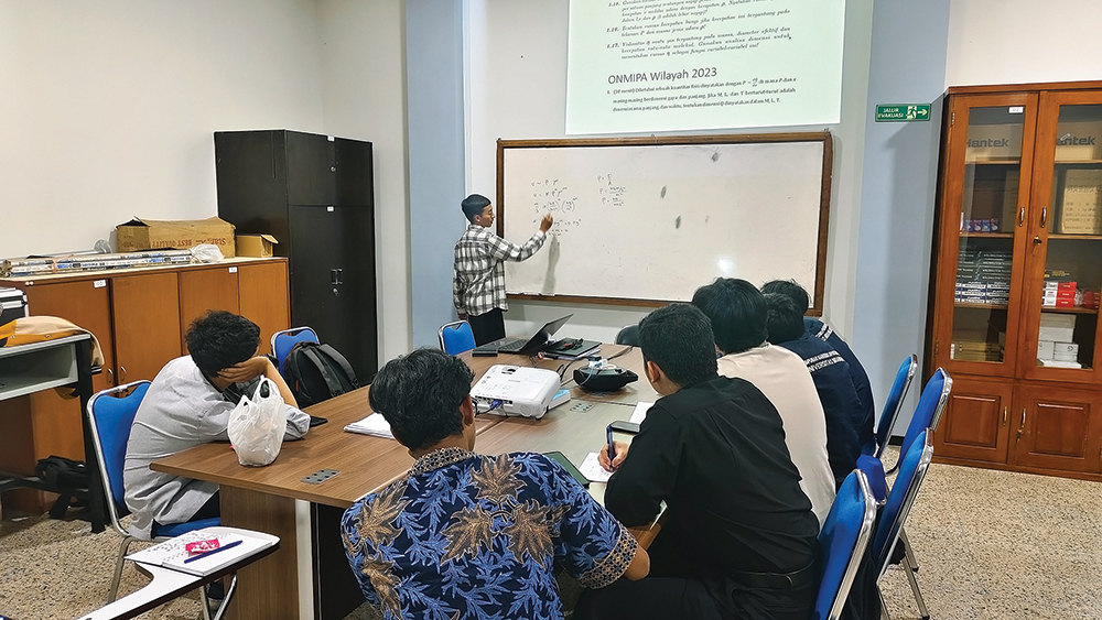 MANDIRI: Riza menjadi guru les privat untuk biaya kuliah di UB.