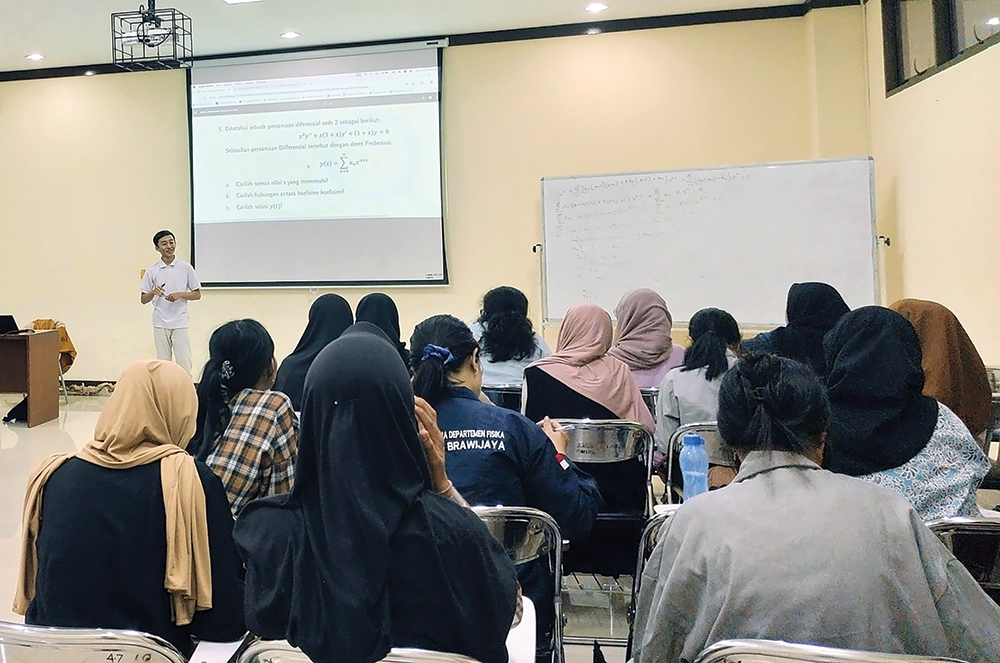 JAGO MATEMATIKA: Riza saat presentasi matematika di kampusnya.