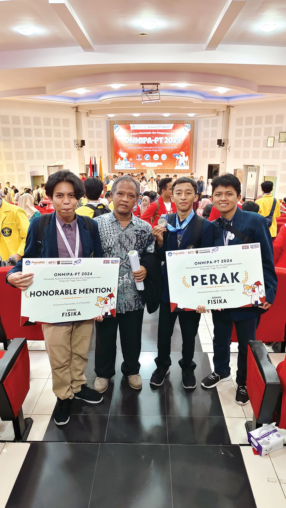 BERPRETASI: Muhammad Ainurriza Al Kahfi menunjukkan piagam penghargaan saat meraih medali perak di olimpiade nasional matematika dan ilmu pengatahuan alam perguruan tinggi.