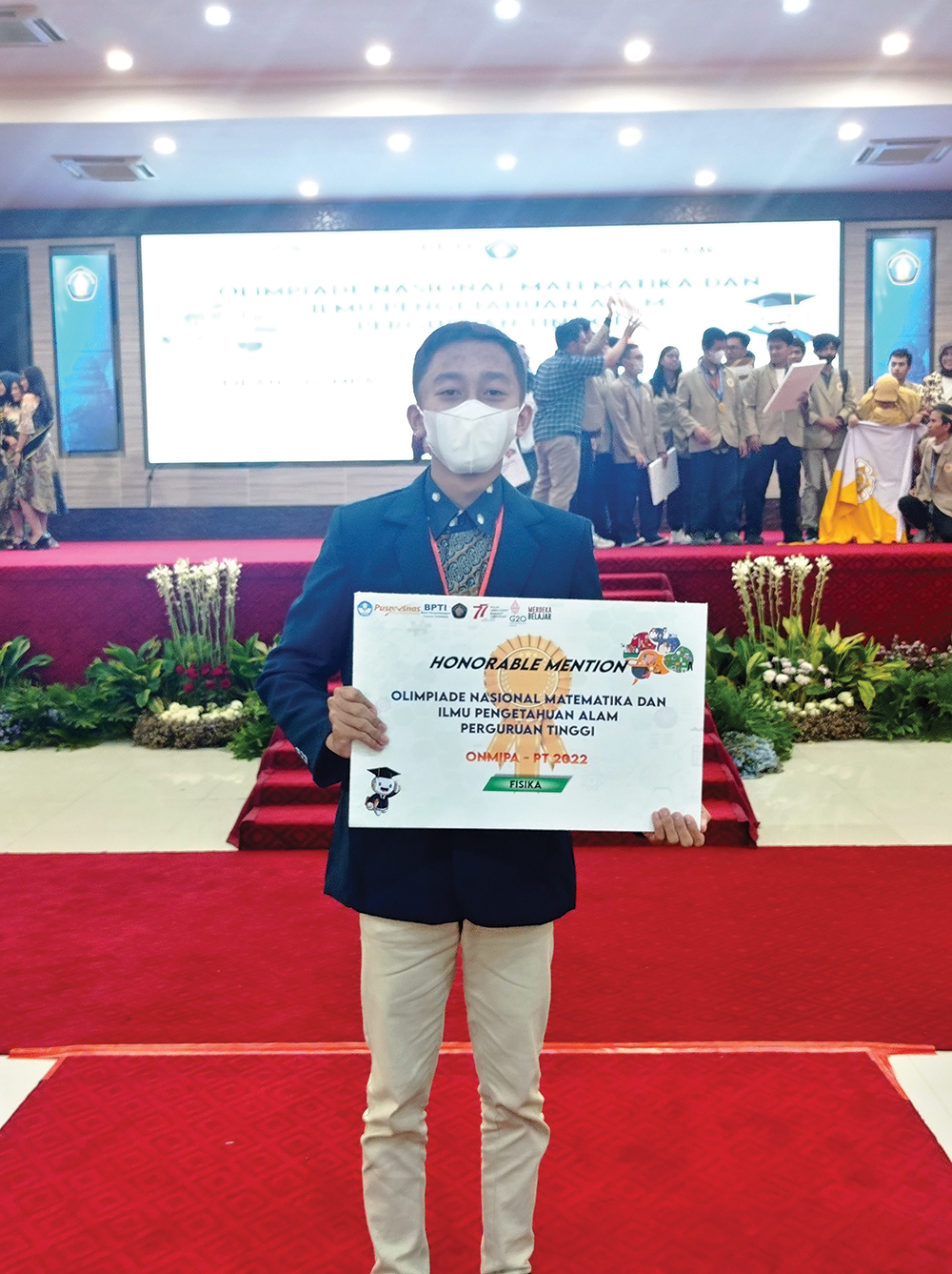 Riza menunjukkan piagam penghargaan yang barhasil diraihnya