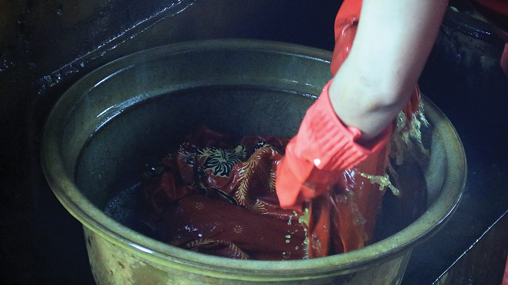 TRADISIONAL: Kain batik direbus untuk menghilangkan lilin yang menempel.