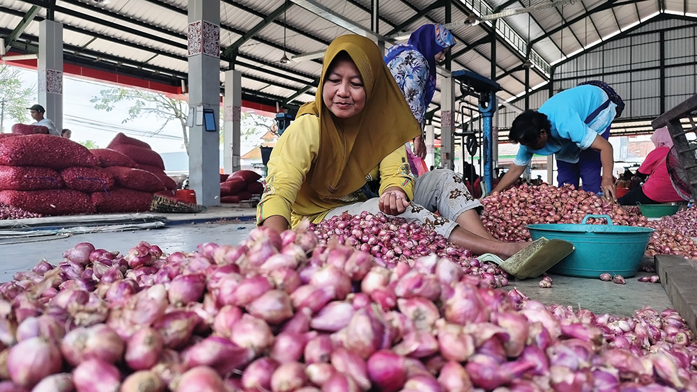 HARGA NAIK: Penjual brambang di Pasar Baru Sukomoro memilah bawang merah. Kemarin harga brambang tembus Rp 36 ribu per kilogram