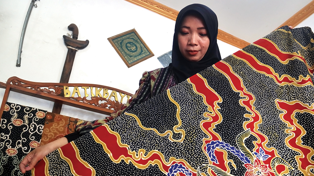 PERAJIN BATIK LOKAL KOTA ANGIN: Ristiani menunjukkan batik khas Nganjuk karyanya.