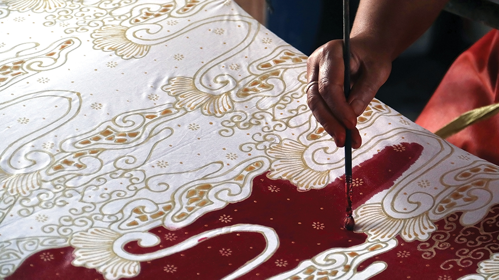 Ibu tiga anak ini rela mengundurkan diri dari guru honorer untuk menekuni usaha batik di Desa Kacangan, Kecamatan Berbek.