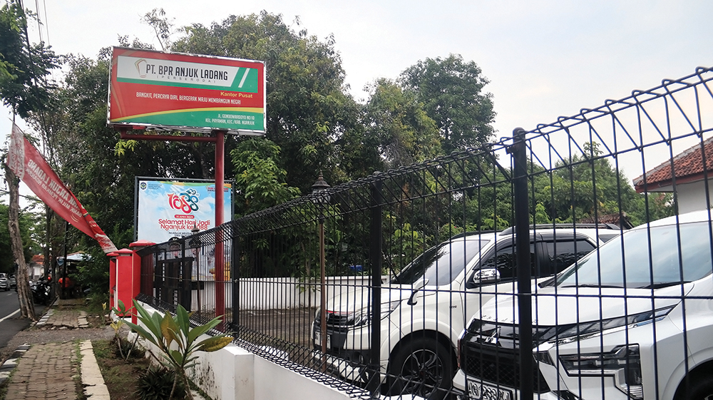SUMBER PAD: Kantor BPR Anjuk Ladang kemarin. Hari ini peserta seleksi Direktur Utama BPR Anjuk Ladang akan menjalani psikotes.