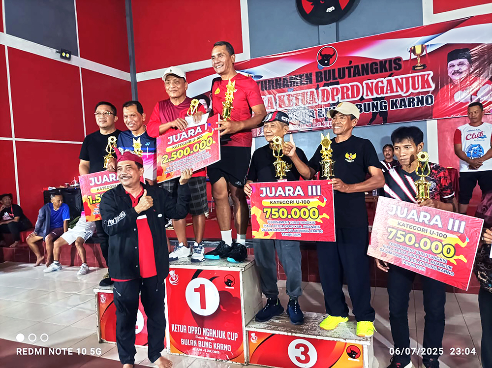 SEMARAKKAN BULAN BUNG KARNO: Ketua DPRD Tatit Heru Tjahjono menyerahkan piala kepada juara bulutangkis.