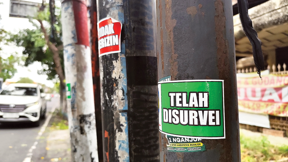 BIKIN SEMRAWUT: Tiang Wifi ilegal sudah berdiri tanpa izin. DPMPTSP beri stiker hijau untuk yang mengurus izin.
