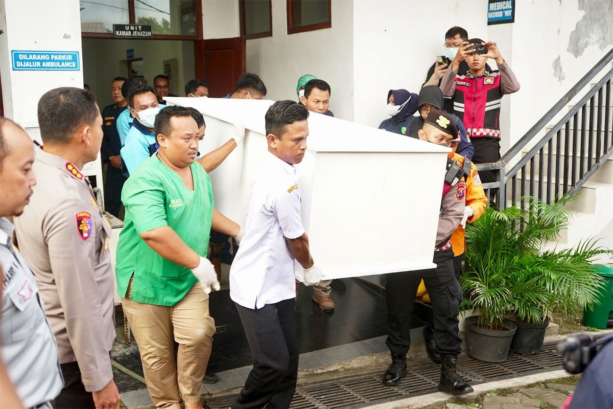 Penyerahan jenazah korban KMP Tunu Pratama Jaya