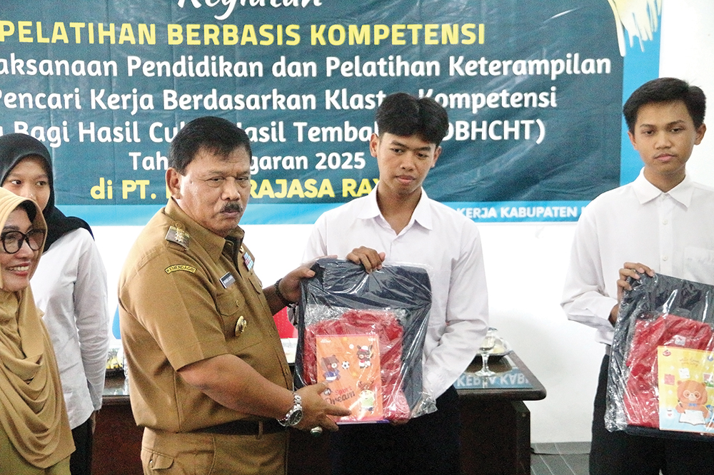 BERMANFAAT: Bupati Marhaen memberi peralatan pada peserta pelatihan berbasis kompetensi.