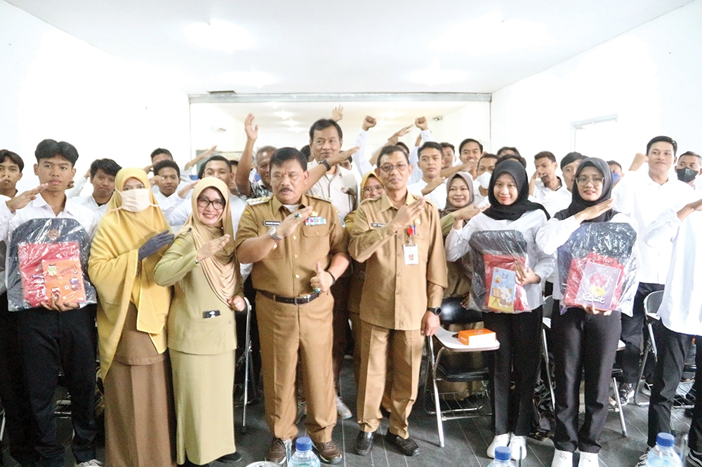 NGANJUK MELESAT: Kang Marhaen foto bersama peserta pelatihan dari Disnaker Nganjuk.