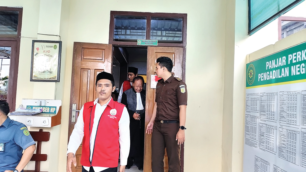 VONIS BERAT: Guntur Sakti Setiawan dan Deni keluar ruang sidang setelah divonis di PN Nganjuk kemarin.