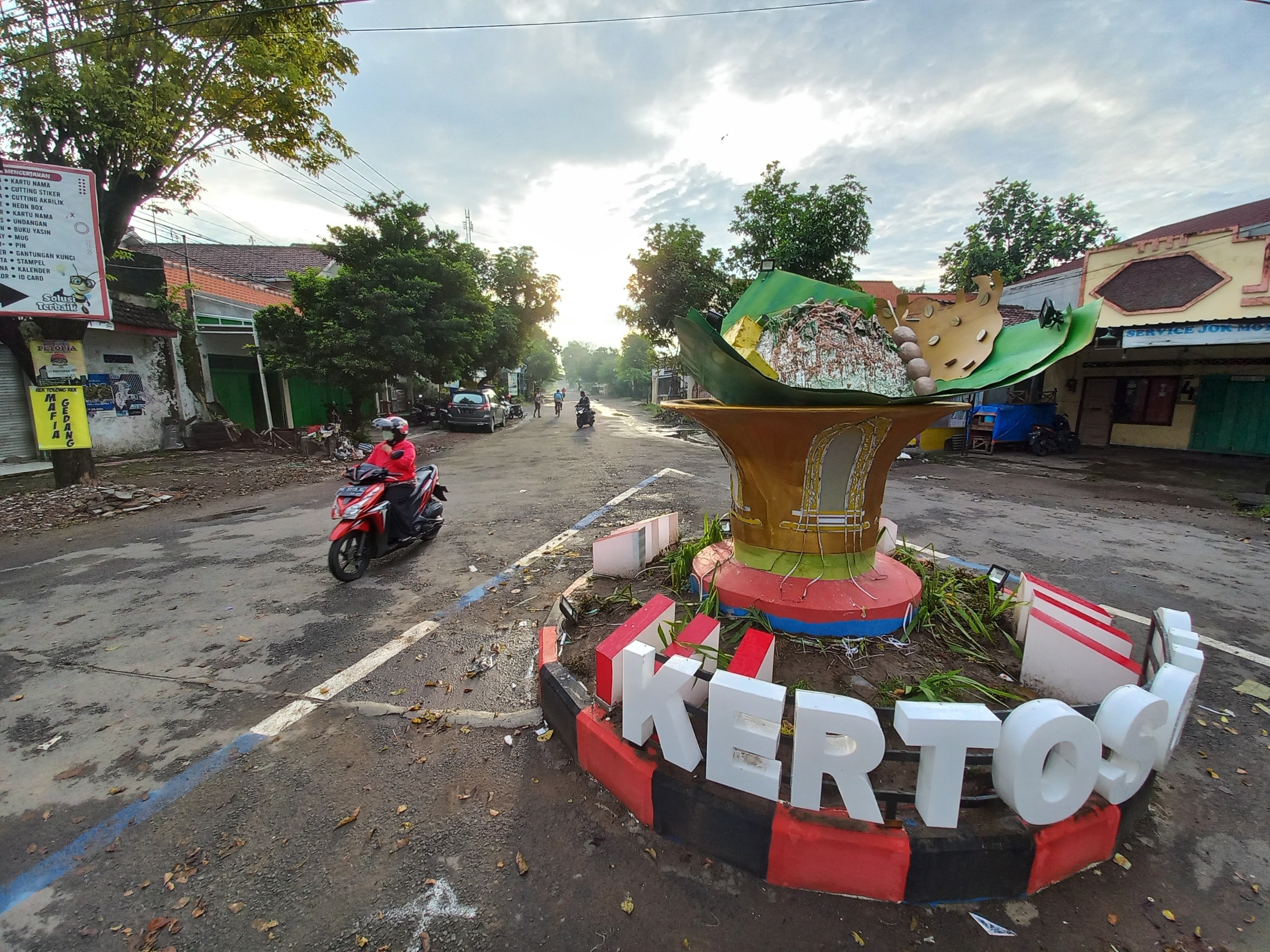 Selamat datang di Kertosono, kota kecil dengan rasa besar! Tugu pecel ini bukan cuma pajangan, tapi simbol kebanggaan kuliner khas Jawa Timur.