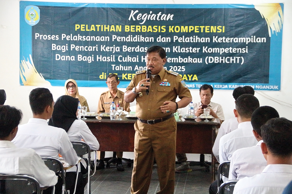 KURANGI PENGANGGURAN: Bupati Marhaen memberi motivasi saat pelatihan berbasis kompetensi yang menggunakan DBHCHT 2025 kemarin.