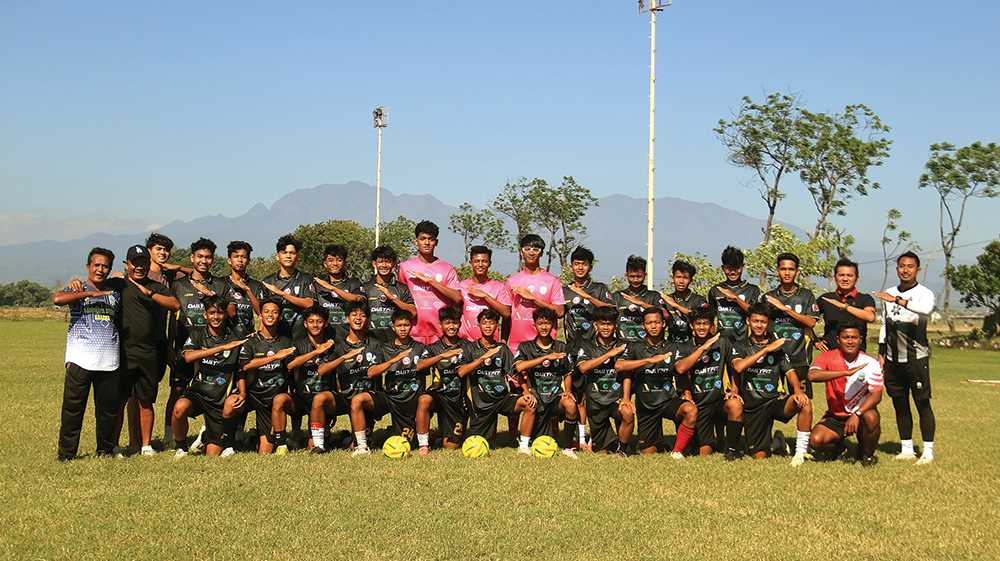 TANPA APBD: Pemain Persenga Junior dan ofisial foto bersama kemarin. Mereka pasang target juara.