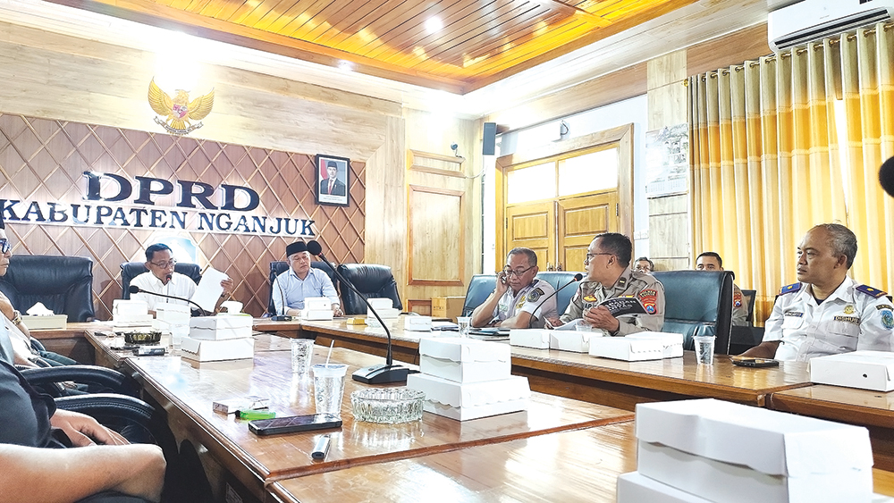 DENGAR PENDAPAT: Ketua Komisi III DPRD Nganjuk Gondo Hariyono saat memimpin rapat.