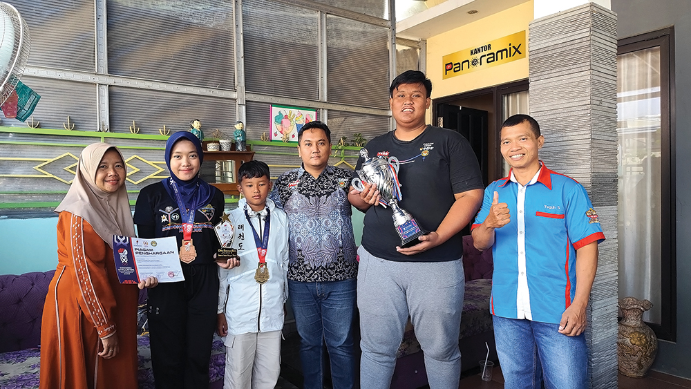 PELATIH BERTANGAN DINGIN: Teguh Setiawan (paling kanan) foto bersama anak didiknya yang berhasil meraih medali emas di cabang olahraga taekwondo.