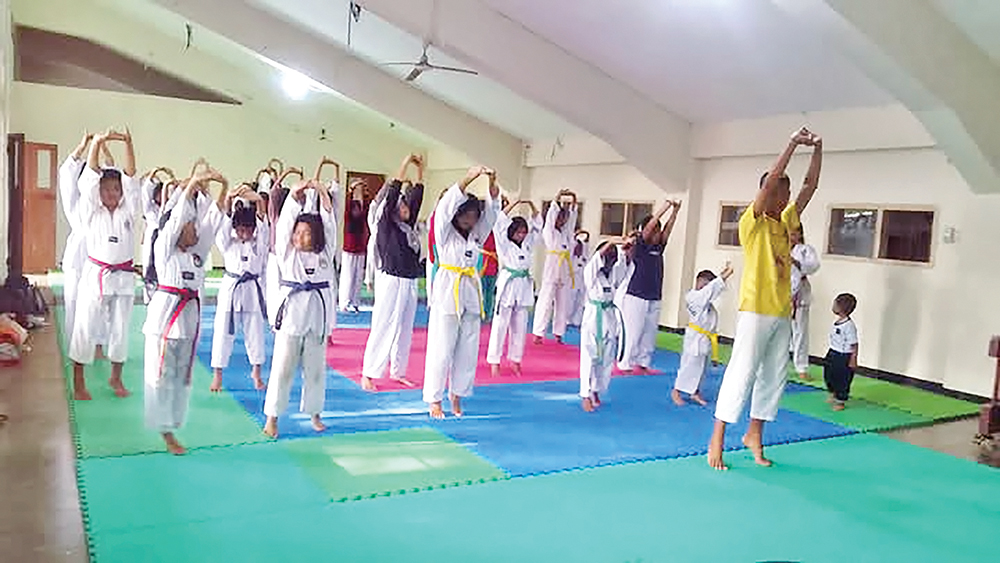 Latihan keras rutin dilakukan (foto kiri).
