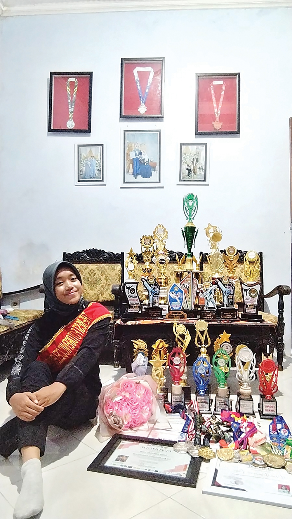 SEGUDANG PRESTASI: Dikna Rismawati Putri foto dengan puluhan medalinya.