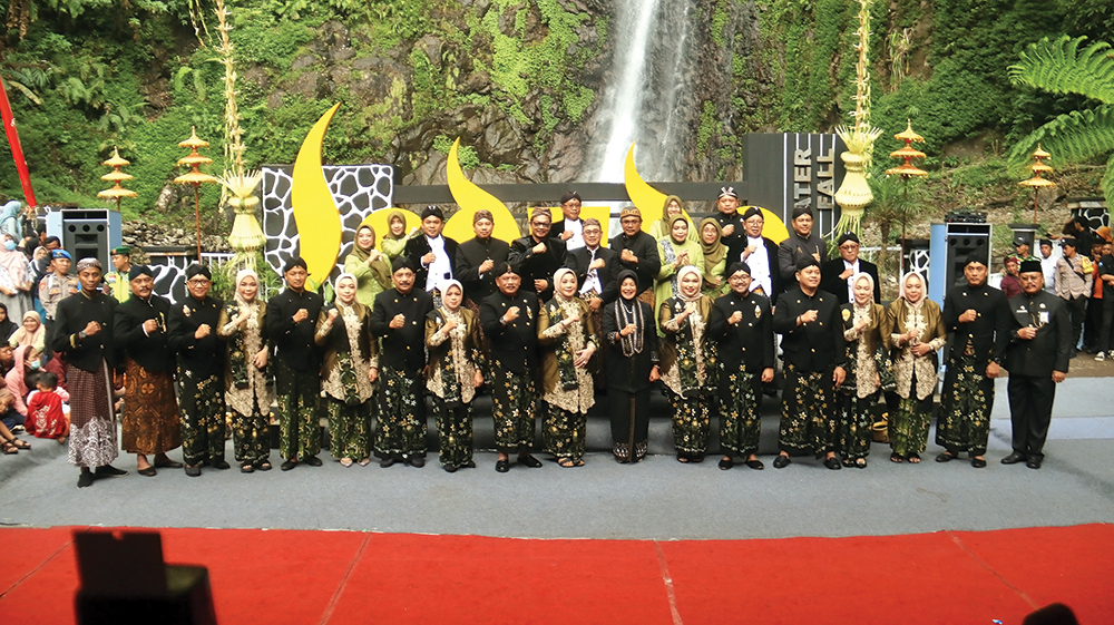 PIKAT WISATAWAN: Bupati Marhaen Djumadi beserta forkopimda foto bersama saat Siraman di Air Terjun Sedudo kemarin.