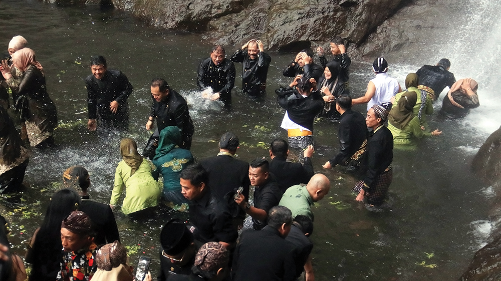 PIMPIN SIRAMAN: Bupati Marhaen Djumadi, Wakil Bupati Trihandy Cahyo Saputro, dan forkopimda ikut mandi di Air Terjun Sedudo saat Siraman.