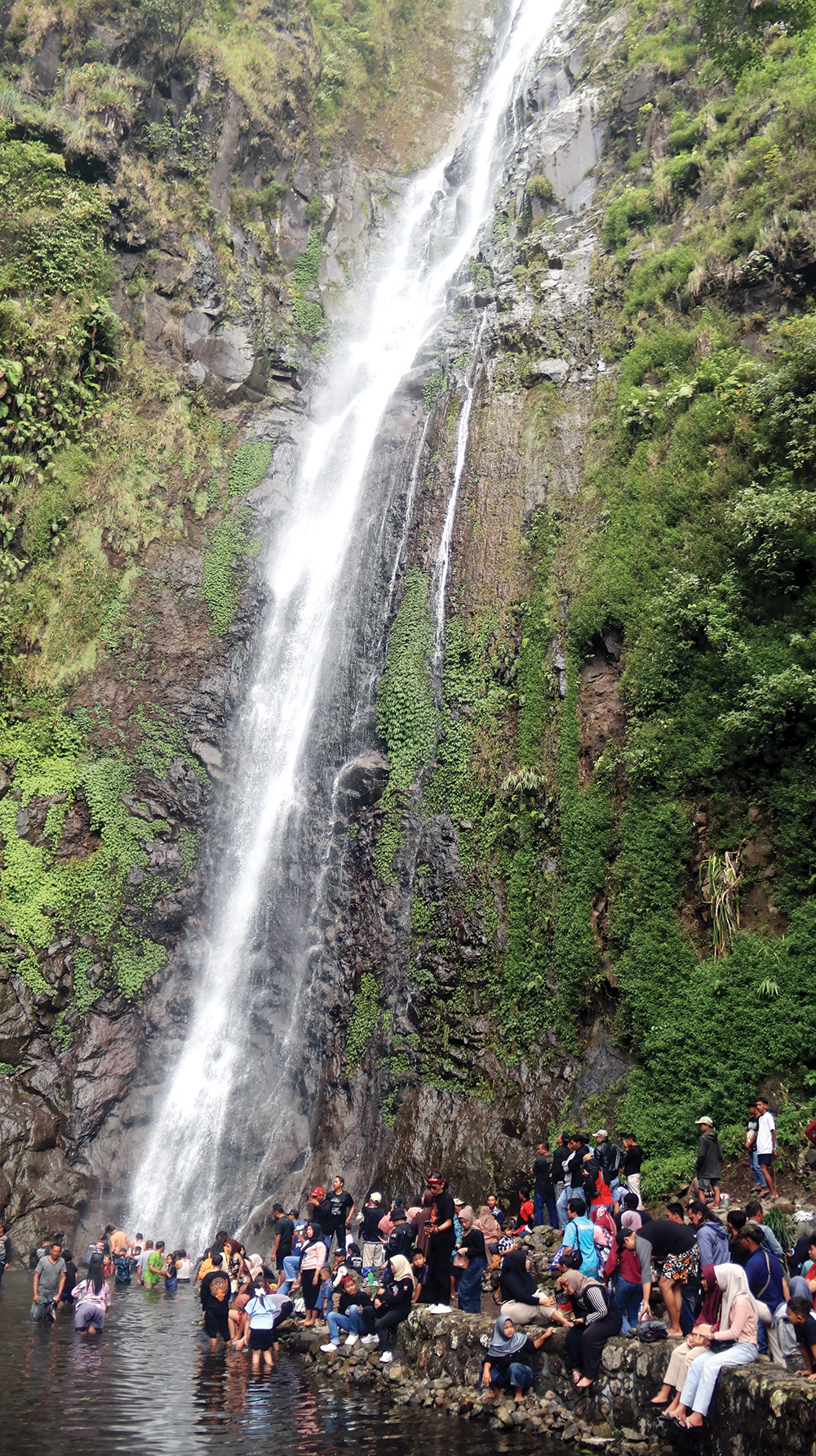 MITOS AWET MUDA: Ribuan pengunjung mandi di Air Terjun Sedudo.