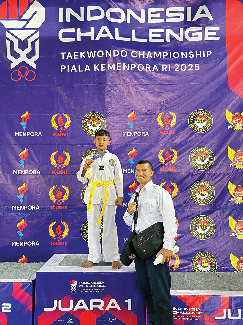 MEMBANGGAKAN: Teguh Setiawan foto bersama anak didiknya yang berhasil meraih medali emas.