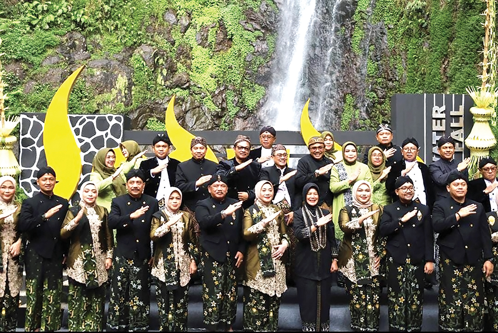 NGANJUK MELESAT: Bupati Marhaen Djumadi dan Kepala Disporabudpar Sri Handariningsih foto bersama saat Siraman di Air Terjun Sedudo.