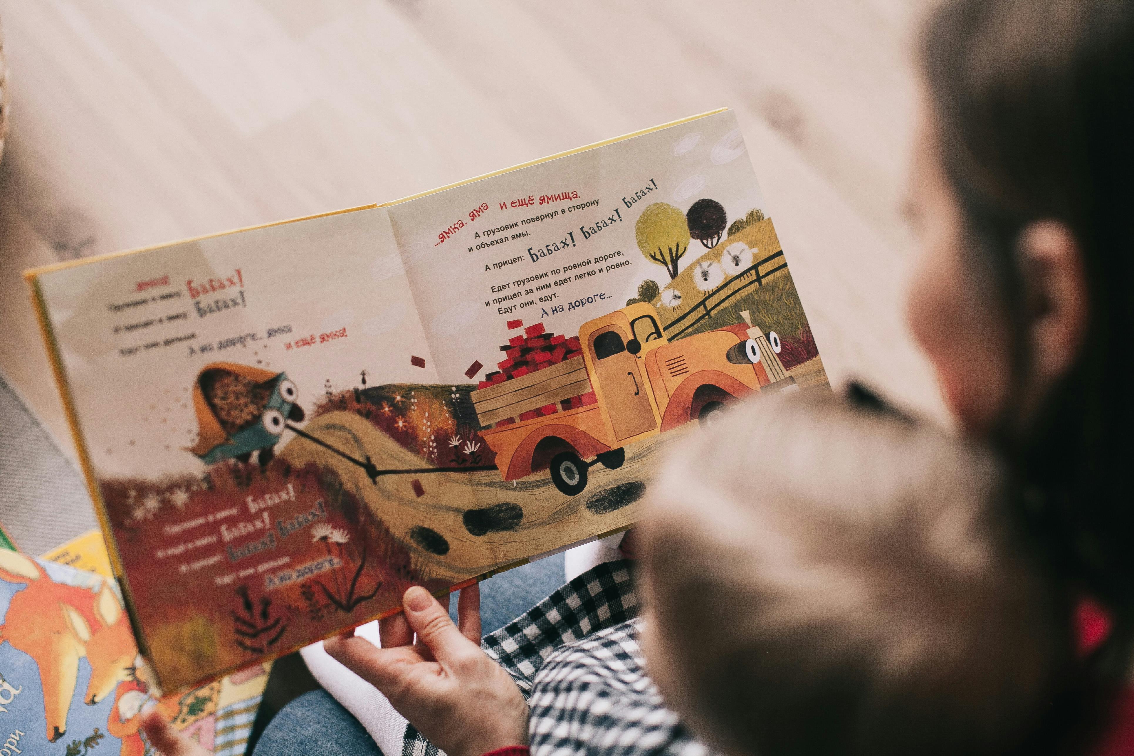 Ilustrasi - Anak Membaca Buku Anak-Anak. Lina Kivaka/Pexels.