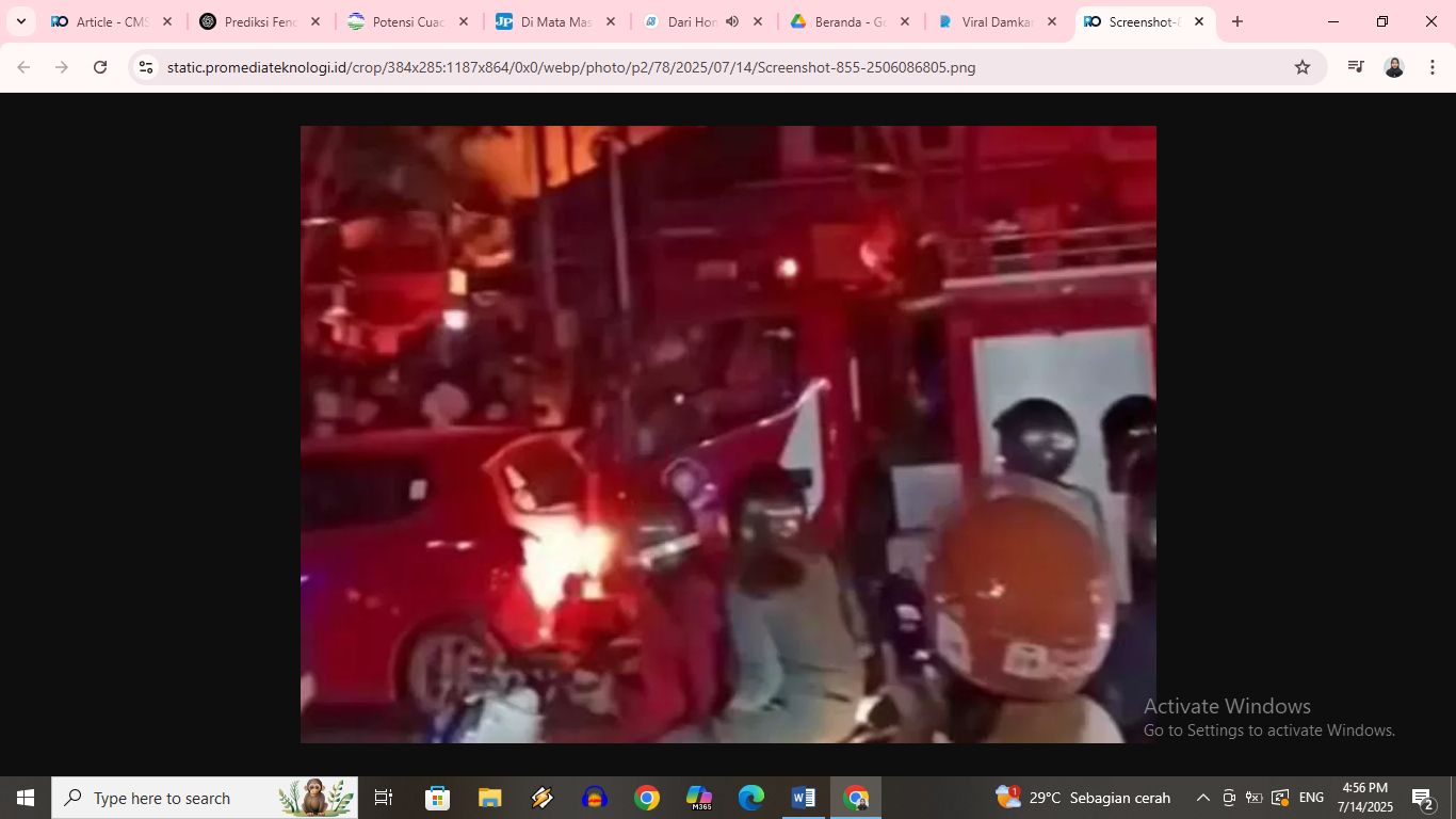 Damkar tabrak mobil yang tak mau minggir