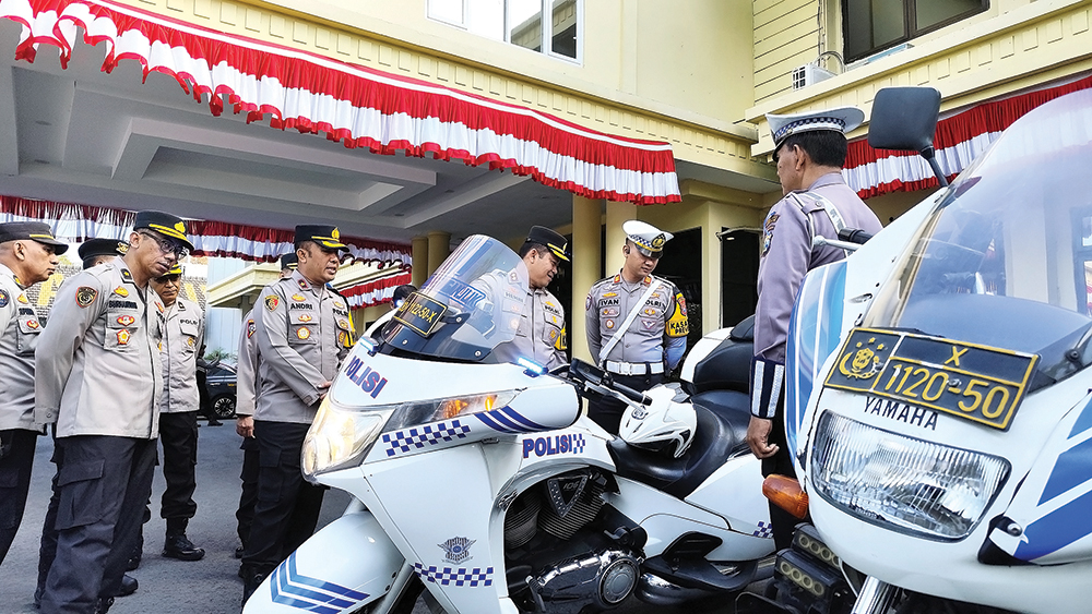 TEKAN LAKA: Kapolres Nganjuk AKBP Henri Noveri Santoso mengecek kesiapan kendaraan operasional Operasi Semeru kemarin.