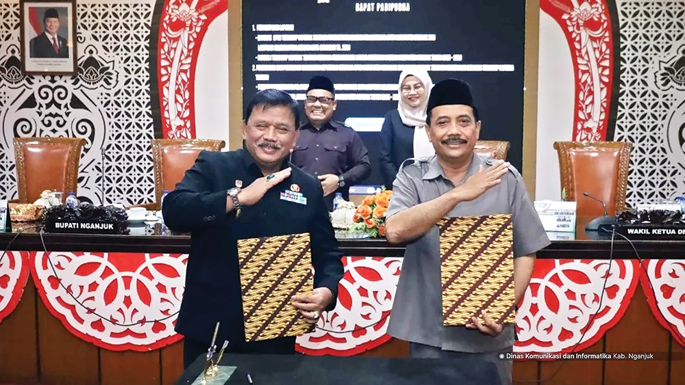 KOLABORASI: Ketua DPRD Tatit Heru Tjahjono dan Bupati Marhaen Djumadi setelah pengesahan raperda.