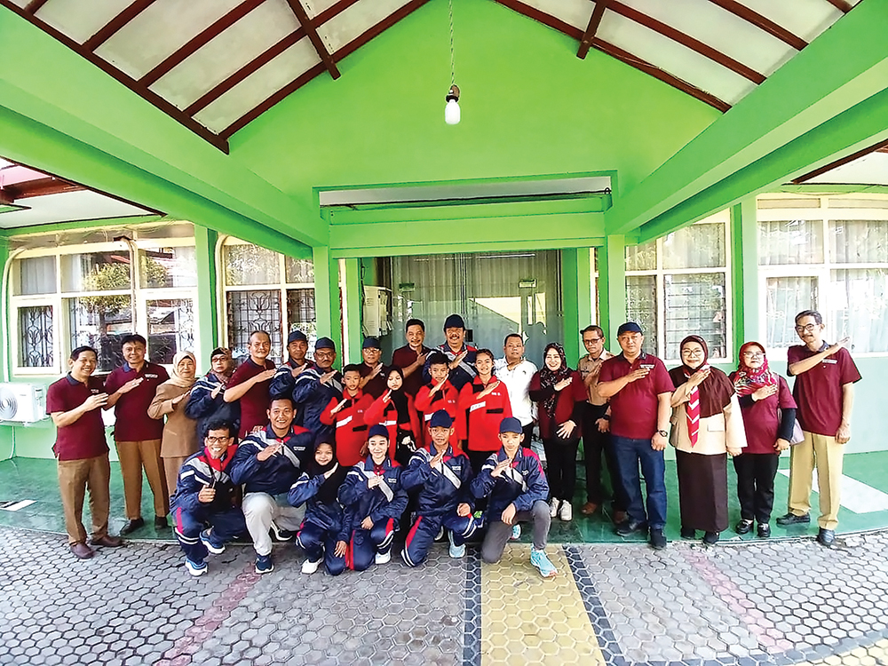 NGANJUK MELESAT: Kadisdik Sopingi foto bersama atlet O2SN Kabupaten Nganjuk.