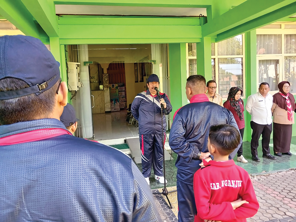 BAKAR SEMANGAT: Kepala Dinas Pendidikan Sopingi memotivasi atlet O2SN sebelum berangkat.