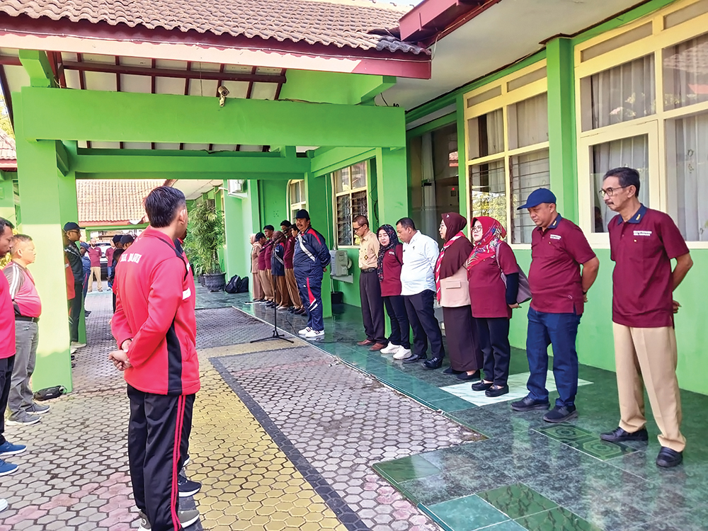 PEMBERANGKATAN: Kadisdik Sopingi melepas kontingen O2SN tingkat Jatim.
