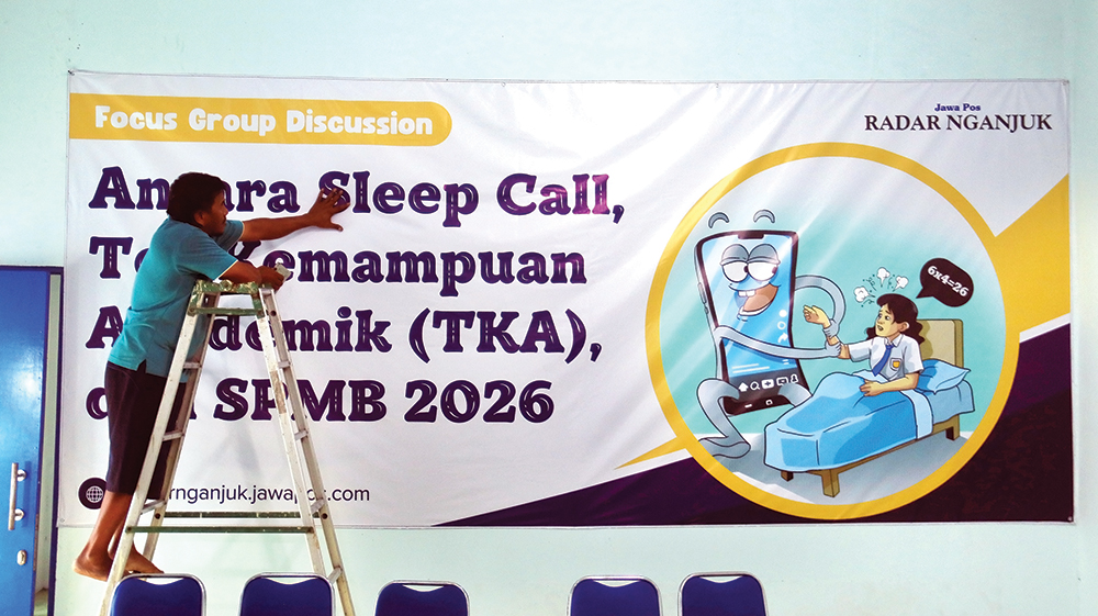 PERSIAPAN FGD: Panitia memasang backdrop Forum Group Discussion Antara Sleep Call, Tes Kemampuan Akademik (TKA), dan SPMB 2026 di Ruang Jayastamba Jawa Pos Radar Nganjuk. Hari ini disk