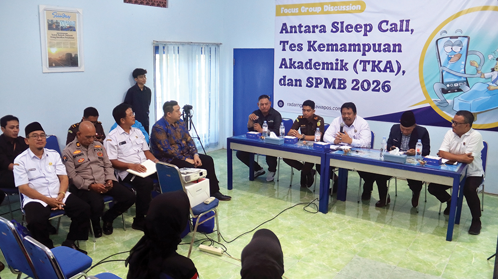 INTERAKTIF: Kepala Dinas Pendidikan Kabupaten Nganjuk Sopingi menyampaikan program disdik setelah mendengar persoalan pelajar Kota Angin saat FGD kemarin.