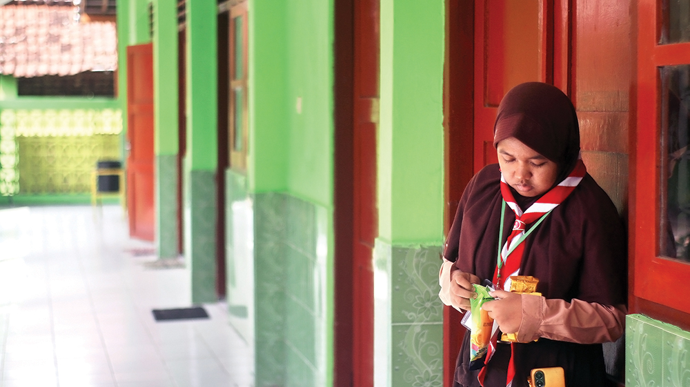 KURANG SISWA: Siswi SMPN 5 Kertosono di sekolah. 10 SMPN di Nganjuk masih membuka SPMB offline.