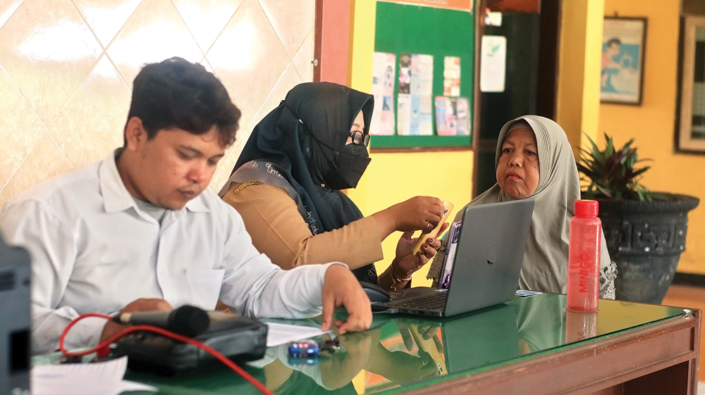 GAPTEK: Lansia di Kecamatan Nganjuk kesulitan daftar online cetak KTP. Pendaftaran H-1 untuk pengurusan KTP mencegah antrean.