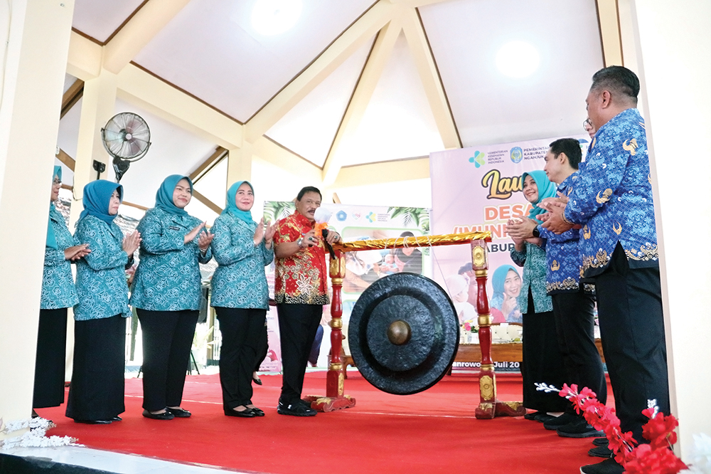 SEMARAK: Bupati Marhaen Djumadi dan Kepala Dinas Kesehatan Kabupaten Nganjuk dr Hendriyanto melaunching Desa/Kelurahan Iman.