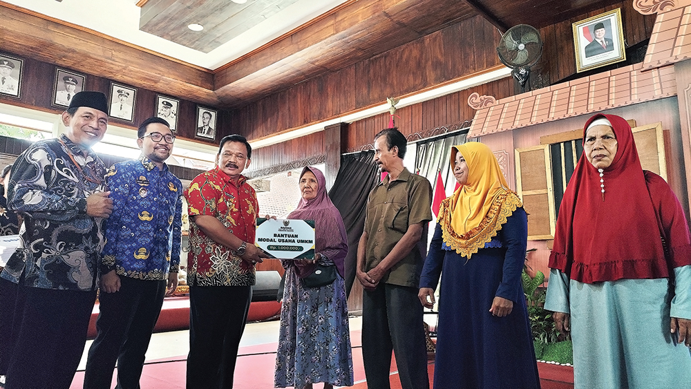 BUKA LAPANGAN KERJA: Kang Marhaen memberi bantuan modal usaha pada warga Nganjuk.