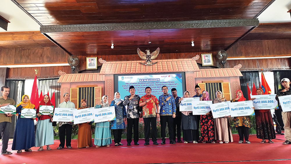 BERMANFAAT: Bupati Marhaen Djumadi dan Plt Kepala Disnkaer Samsul Huda foto bersama.