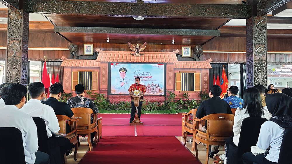 MOTIVASI: Kang Marhaen membuka pelatihan untuk calon tenaga kerja dengan manfaatkan DBHCHT 2025 untuk mengurangi pengangguran.