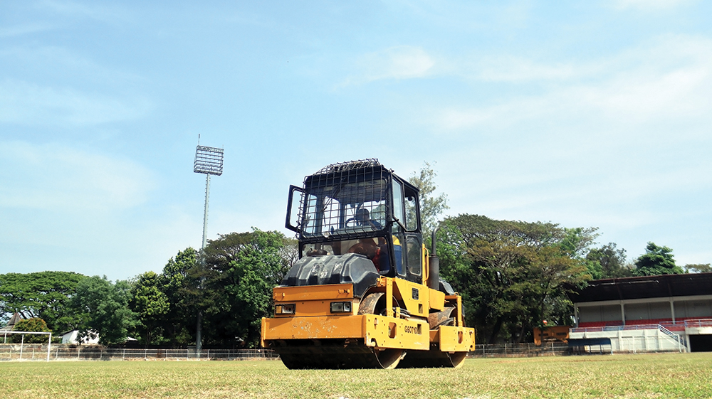 INGIN JADI TUAN RUMAH: Petugas meratakan lapangan Stadion Anjuk Ladang kemarin. Laskar Singo Barong U-17 ingin menjadi tuan rumah babak 32 besar Piala Soeratin U-17 Jawa Timur tahun 20