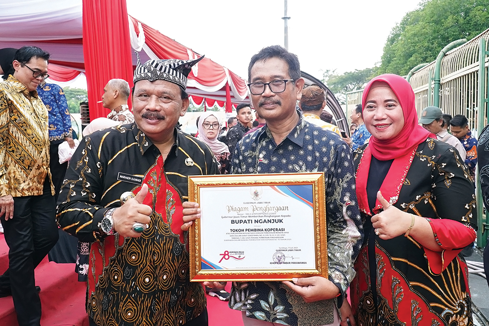 TERCEPAT: Bupati Marhaen Djumadi dan istri foto bersama Kepala Dinkop UM Cuk Widiyanto setelah menerima penghargaan dari gubernur.